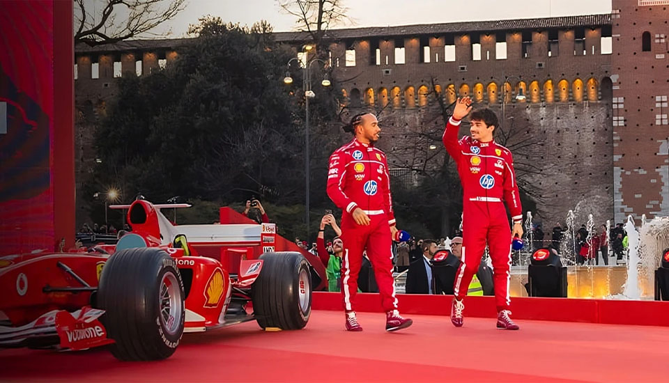 Vozači Ferrarija i bolid na crvenom tepihu