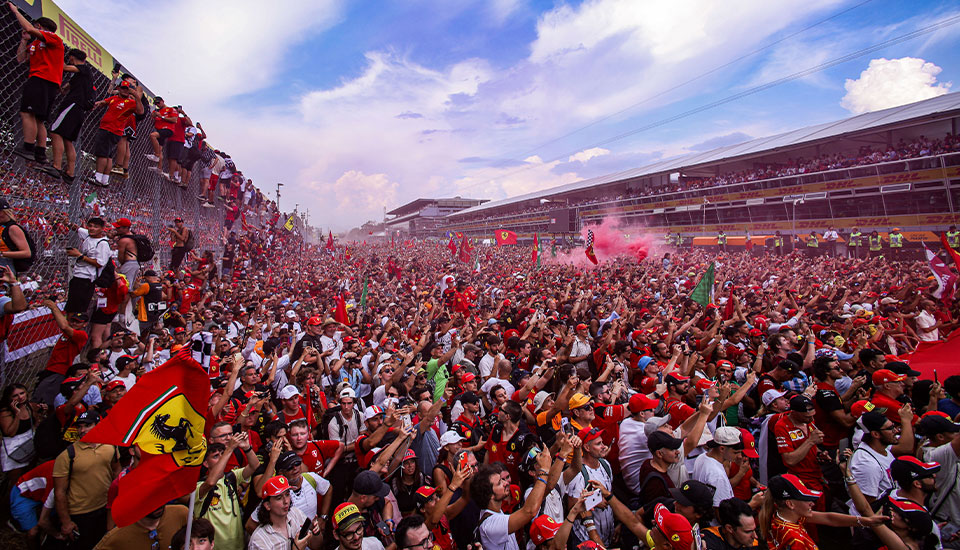 Velika skupina Ferrari navijača okupljena na F1 utrci